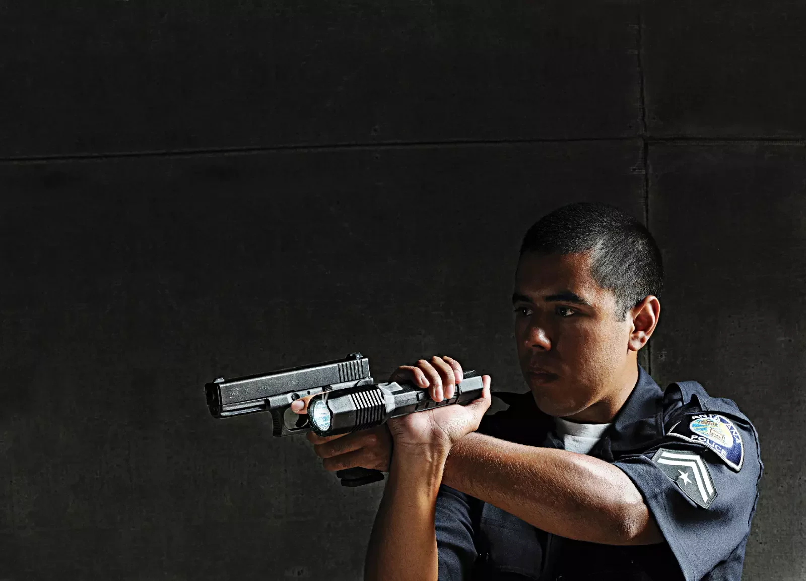 HOW TO USE A TACTICAL LIGHT WITH A FIREARM